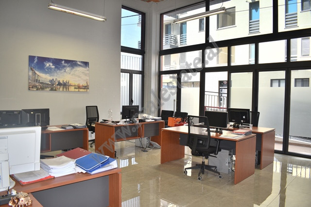 Store space for sale in Zalli street near Komuna e Parisit street in Tirana, Albania.
It is positio