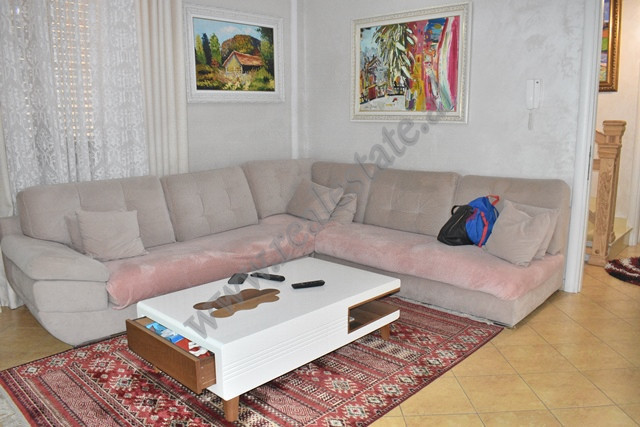 Apartament 3+1 me qira ne rrugen Gramoz Pashko ne Tirane.
Ndodhet ne katin e dyte te nje vile 3-kat