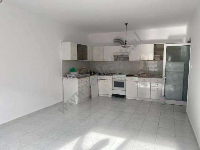Apartament 2+1 me qira ne rrugen Haxhi Kika ne Tirane.
Ndodhet ne katin e 2 te nje pallati te ri me Apartament 2+1 me qira ne rrugen Haxhi Kika ne Tirane.
Ndodhet ne katin e 2 te nje pallati te ri me