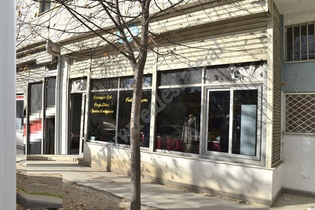 Ambient dyqani per shitje ne rrugen Loni Ligori ne Tirane.
Eshte i pozicionuar buze rruge ne katin 