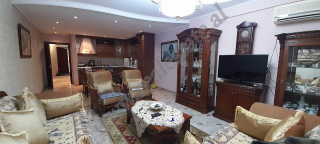 Apartament 3+1 me qera prane Albasades Amerikane ne Tirane.

Apartamenti pozicionohet ne nje nga z