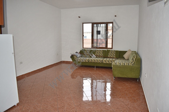 Apartament 1+1 me qira ne rrugen Gjon Mili ne Tirane.
Pozicionohet ne katin e trete te nje shtepie 