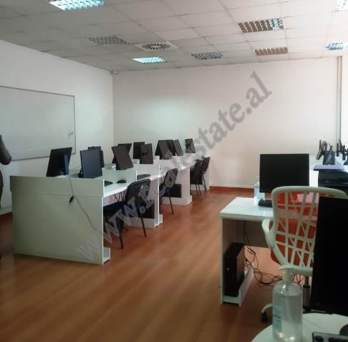 Zyre me qira ne rrugen Abdi Toptani ne Tirane.
Ambienti ndodhet ne nje nga qendrat e biznesit me te