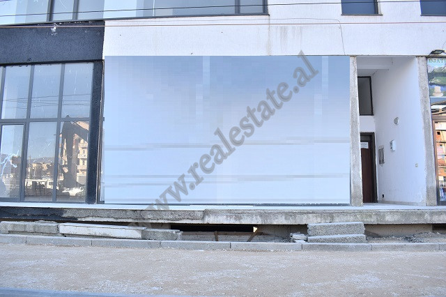 Dyqan per qira ne ne fillim te rruges Teodor Keka prane zones Fabrikes se Miellit, ne Tirane.
Ambje