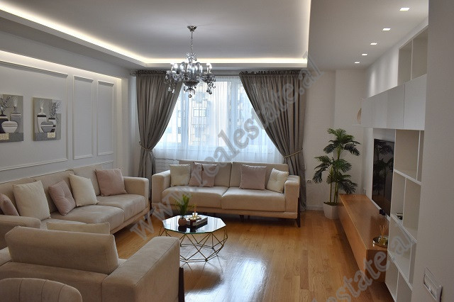 Apartament modern 3+1 me qira tek Ambasador 2, ne rrugen Ahmet Sheh Pazari ne Tirane.
Pozicionohet 