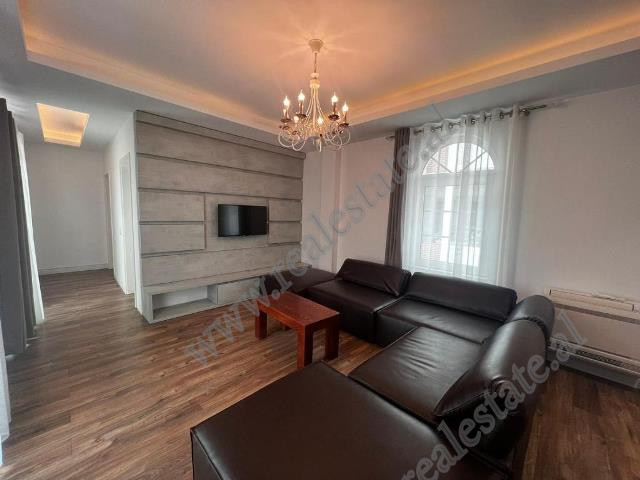 Apartament 3+1 me qera ne Sauk ne Tirane.

Ndodhet ne katin e dyte te nje vile 2&nbsp;kateshe.


