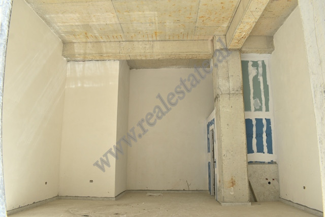 Ambient tregtar me qira prane Ring Center ne zonen e Zogut te Zi ne Tirane.&nbsp;

Ndodhet ne kati
