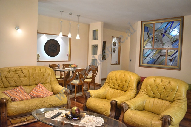 Apartament 3+1 me qera ne rrugen Donika Kastrioti ne Tirane.

Pozicionohet ne katin e 5-te te nje 