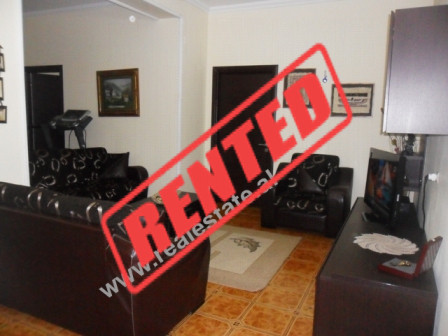 Apartament 2+1 me qera ne rrugen Reshit Collaku ne Tirane.
Apartamenti ndodhet ne katin e V te nje 