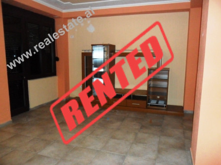 Apartament 2+1 me qera prane Kishes Katolike ne Tirane.
Apartamenti ndodhet ne katin e II te nje pa