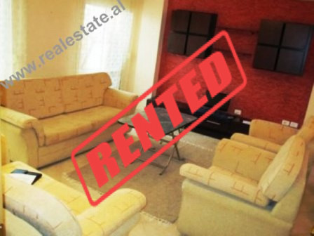 Apartament 2+1 me qera ne rrugen Robert Shvarc ne Tirane.

Apartamenti ndodhet ne nje lagje te njo