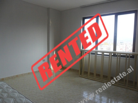 Apartament 3+1 me qera ne rrugen e Bogdaneve ne Tirane.

Apartamenti ndodhet ne katin e IX-te te n