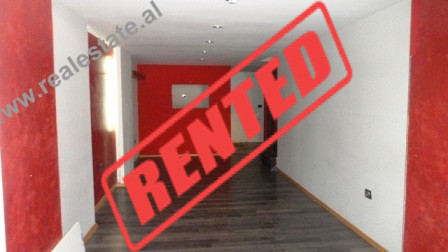 Business store for rent close to Ibrahim Rugova Street in Tirana.

The store has 120 m2 of space, 