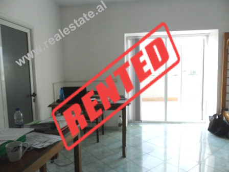 Apartament 3+1me qera prane Doganes se Tiranes.

Apartamenti shtrihet ne katin e VII-te te banimit