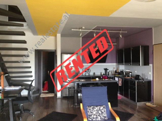 Apartament dupleks me qera ne rezidencen Kodra e Diellit ne Tirane.

Me nje siperfaqe prej 119 m2 