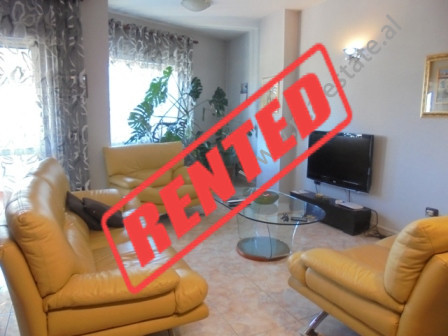 Apartament 3+1 me qera ne zonen e Bllokut ne Tirane.
Banesa ka siperfaqe 180m2 te shperndare ne: sa