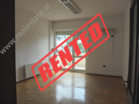 Apartament i pamobiluar per zyre me qera ne rrugen Skenderbeg ne Tirane.
Ambjenti ndodhet ne nje ng