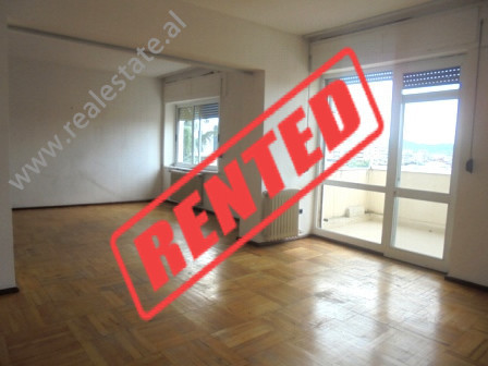 Apartament 3+1 me qera per zyra ne rrugen Skenderbeg ne Tirane.
Ambjenti ndodhet ne katin e V-te te