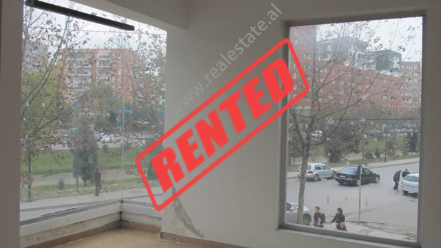 Dyqan me qera prane rruges se Kavajes ne Tirane.
Pozicionohet ne katin e dyte te nje ndertese 2 kat