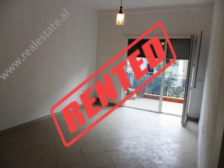 Apartament 2 + 1 per zyra me qera ne rrugen Kongresi i Lushnjes ne Tirane.

Ndodhet ne katin e dyt