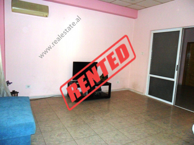 Apartament 2+1 per zyra me qera ne rrugen Mujo Ulqinaku ne Tirane.

Ndodhet ne katin e 2-te ne nje