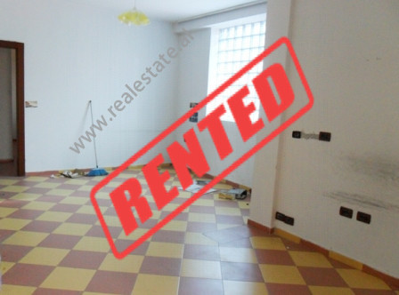 Apartament 1 + 1 per zyra me qera prane fillimit te rruges Zenel Baboci ne Tirane.

Ndodhet ne kat