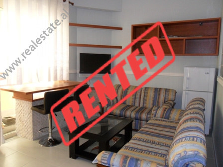 Apartament me qera prane rruges Peti ne Tirane.

Ndodhet ne katin perdhe ne nje pallat te ri, pran