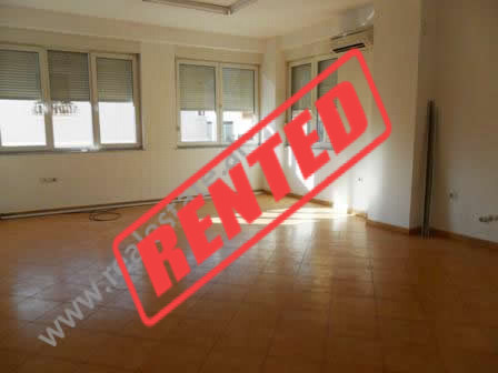 Apartament per zyre me qera ne rrugen Dervish Hima ne Tirane.

Pozicionohet ne katin e 2-te ne nje