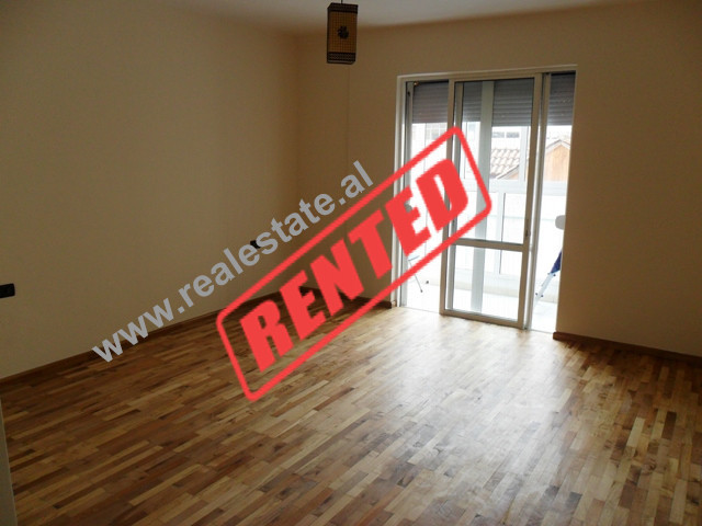 Apartament 2 + 1 per zyre me qera ne rrugen Nikolla Lena ne Tirane.

Ndodhet ne katin e 5-te ne nj