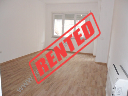 Apartament me qera ne rrugen Peti ne Tirane.

Pozicionohet ne katin e 1-re ne nje pallat te ri, pr