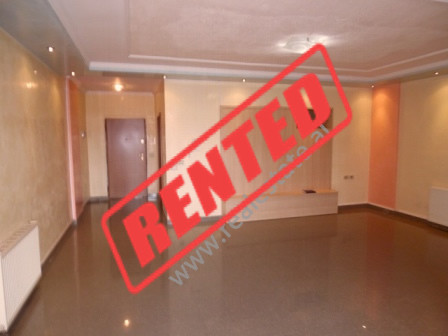 Apartament me qera per zyra ne rrugen Papa Gjon Pali II ne Tirane.

Apartamenti ndodhet ne katin e