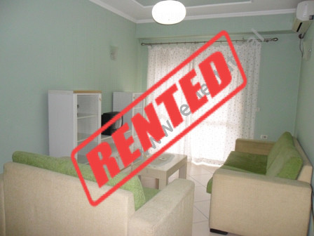 Apartament 1+1 me qera ne rrugen Reshit Petrela ne Tirane.

Kete apartament e karakterizon nje sti