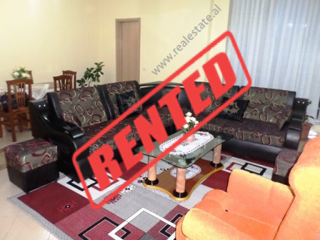 Apartament 2+1 me qera ne rrugen e Kavajes prane qendres Globe ne Tirane.

Ndodhet ne katin e 4-te