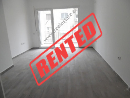 Apartament 1+1 me qera afer fushes se &nbsp;Ali Demit ne Tirane.

Apartamenti ndodhet ne katin e d