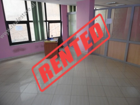 Ambient zyrash me qera prane Selvise, ne rrugen e Saraceve.

Pozicionuar ne katin e dyte te nje pa