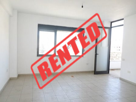 Apartament me qera rrugen e Barrikadave ne Tirane.

Ndodhet ne aktin e 5-te te nje pallati te ri b