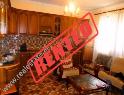 Apartamenti ndodhet ne rrugen Besim Fagu prane shkolles Tirana Jone.

Hyrja ndodhet ne katin e 2-t