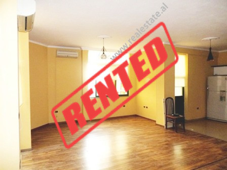 Apartament 2+1 per zyre me qera tek fillimi i rruges se Kavajes ne Sheshin Skenderbej ne Tirane.

