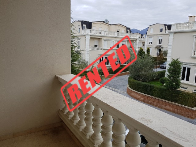 Vile me qera te kompleksi i vilave White Houses ne Lunder, Tirane.

Ka nje siperfaqe prej 240 m2 t