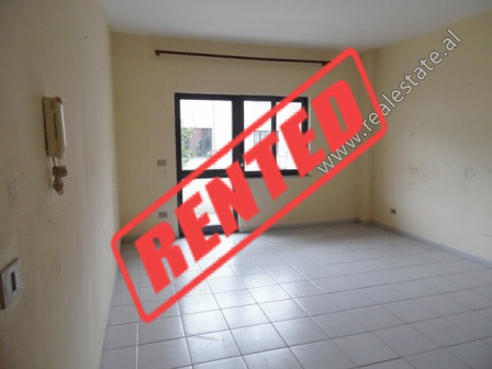 Apartament 3+1 me qera ne rrugen Margarita Tutulani ne Tirane.

Pozicionohet ne katin e 2-te te nj