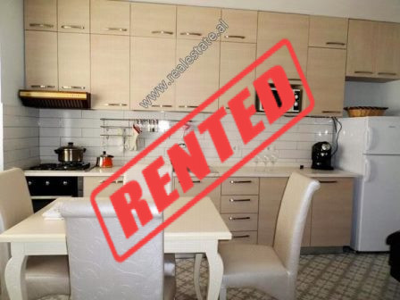 Apartament 3+1 me qera ne rrugen Odhise Paskali ne Tirane.

Pozicionohet ne katin e 1-re te nje pa