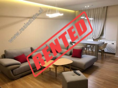 Apartament 2+1 me qera prane Kopshtit Botanik ne rrugen Shkelqim Fusha ne Tirane.

Ndodhet ne kati