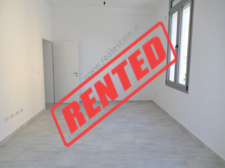 Zyre me qera prane zones se Medresese ne Tirane.
Ndodhet ne katin e dyte te nje pallati te vjeter Zyre me qera prane zones se Medresese ne Tirane.
Ndodhet ne katin e dyte te nje pallati te vjeter