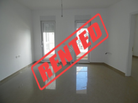 Apartament per zyra me qera ne rrugen Artan Lenja ne Tirane.

Zyra ndodhet ne katin e trete.

Ka