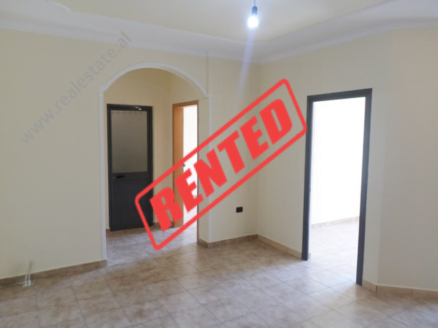 Apartament 2+1 me qera prane rruges 5 Maji, ne rrugen Abdyl Pajo ne Tirane.

Ndodhet ne katin e 6-