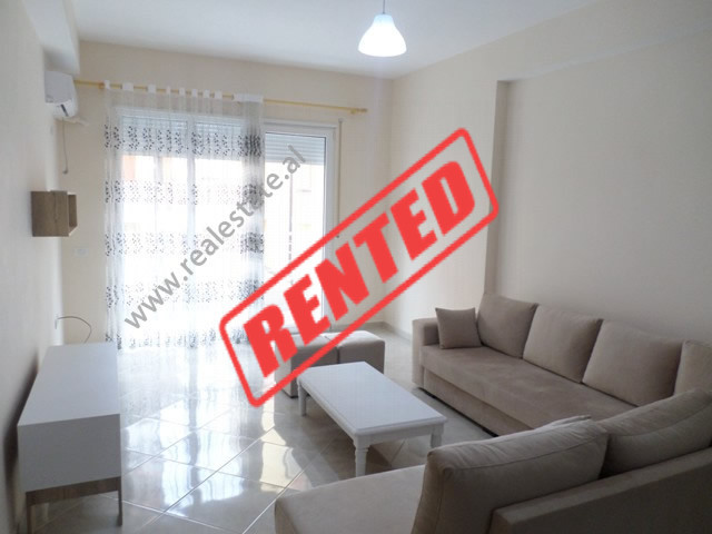 Apartament 2+1 me qera te Liqeni i Thate, ne rrugen e Ullishtes ne Tirane.

Ndodhet ne katin e par