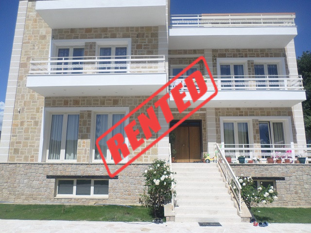 Vile me qera ne rrugen e Vilave ne Tirane.

Ka nje siperfaqe totale prej 700 m2 ku 300 m2 jane bod