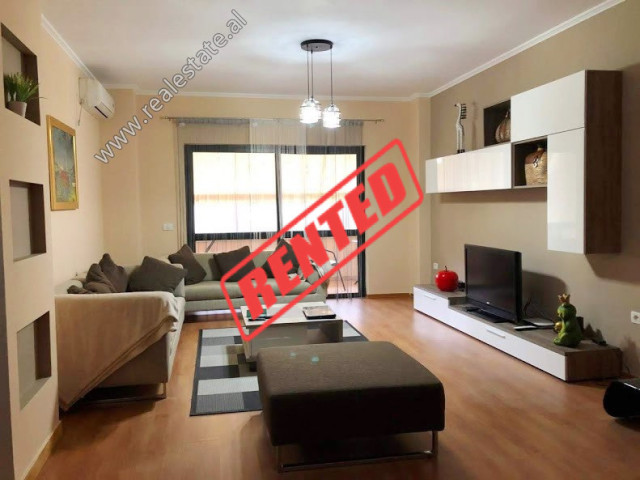 Apartament 1+1 me qera ne rrugen Ismail Qemali ne Tirane.

Ndodhet ne katin e 2-te ne nje pallat t