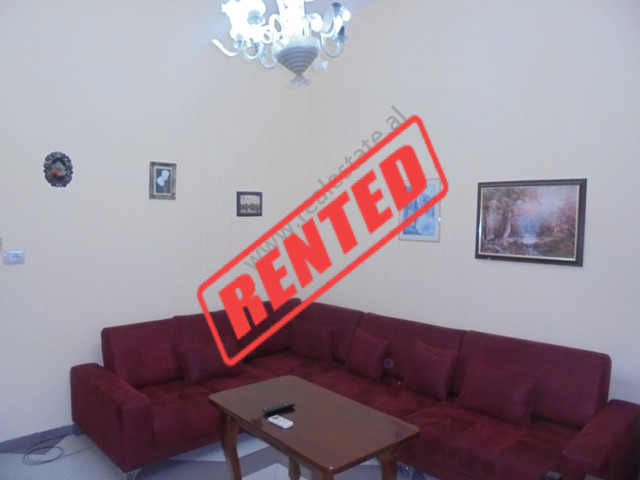 Apartament 1+1 me qera ne rrugen e Elbasanit prane shkolles Asim Vokshi ne Tirane.

Ndodhet ne kat