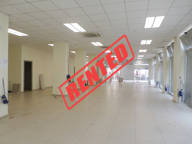 Dyqan me qera prane kompleksit Usluga ne Tirane.

Ndodhet ne katin e pare te nje pallati te ri ne 